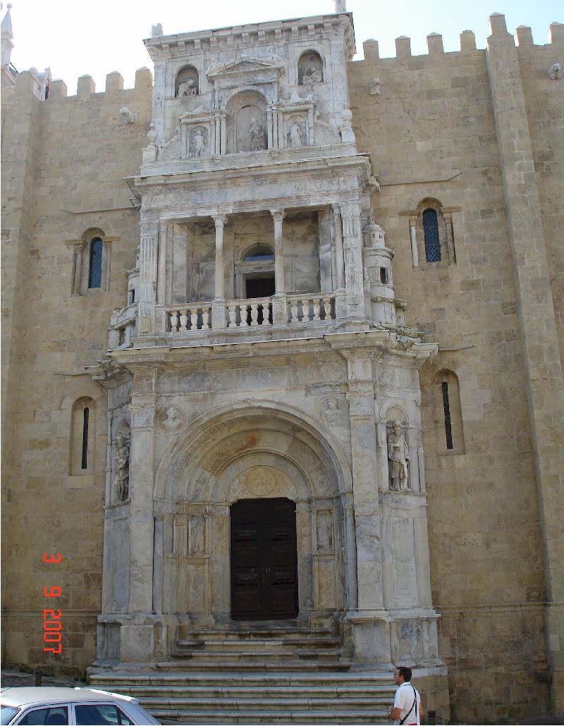 La façade de la Sé Velha de Coimbra au Portugal.
