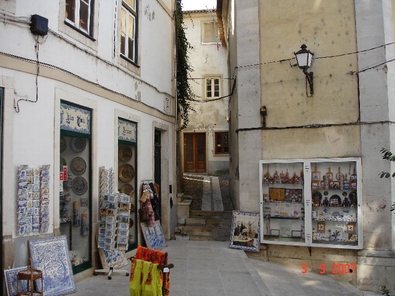 Petites boutiques de la vieille ville de Coimbra au Portugal.