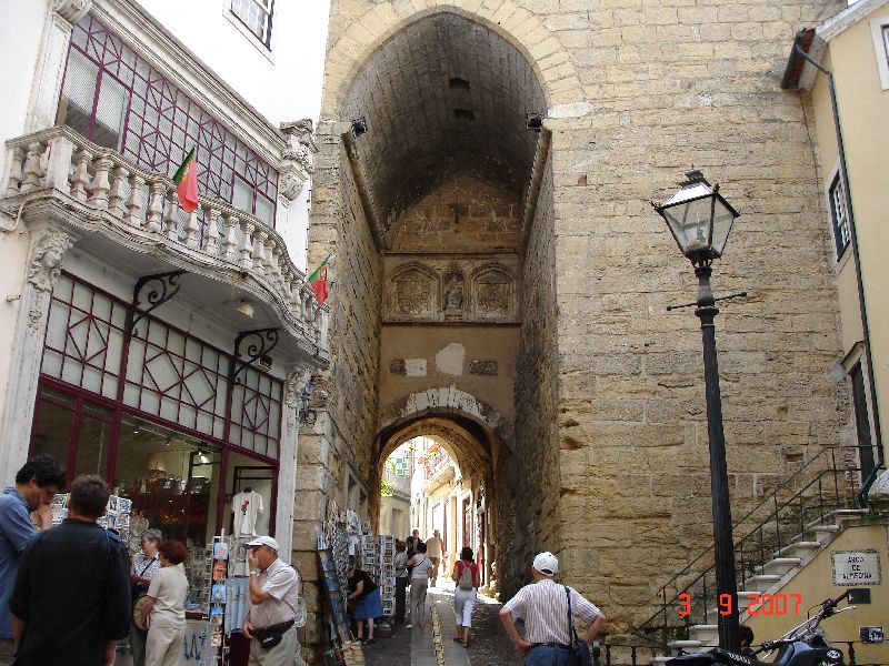 Passage piétonnier de la vieille ville de Coimbra creusé dans le mur des fortifications.