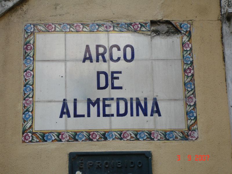 La rue Arco de Almedina, Coimbra, Portugal.