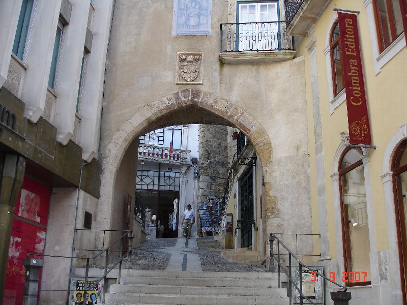 Passage piétonnier de la vieille ville de Coimbra.
