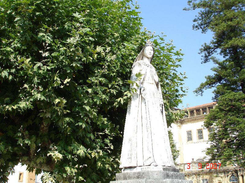 Statue de la reine Santa Isabel au couvent Santa Clara, Coimbra, Portugal.