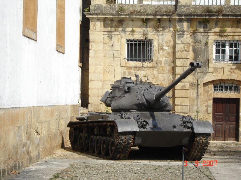 Char d’assaut de l’armée portugaise à proximité du couvent Santa Clara, Coimbra, Portugal.