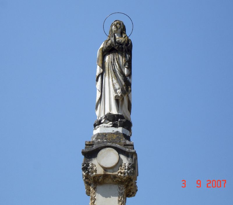 La statue de Santa Clara tout au centre du grand cloître du couvent de Santa Clara, Coimbra, Portugal.