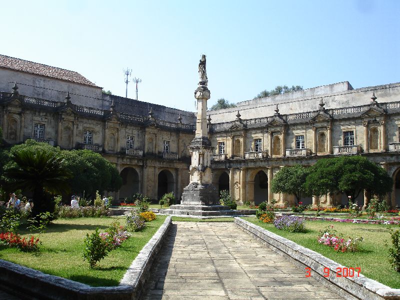 Le grand cloître du couvent de Santa Clara, Coimbra, Portugal.