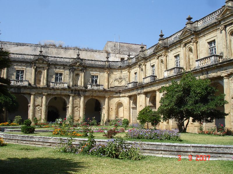 Le grand cloître du couvent de Santa Clara, Coimbra, Portugal.