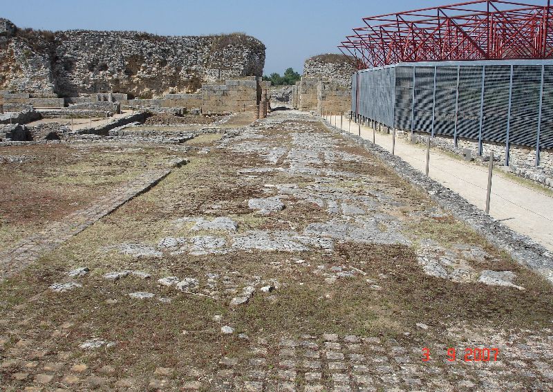 Tronçon de la voie romaine mise au jour par les archéologues à Conímbriga, Portugal.