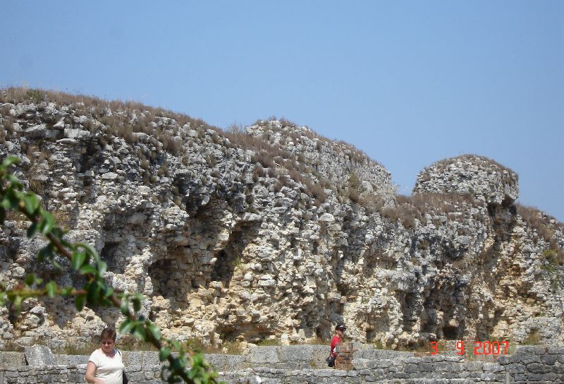 Une impressionnante muraille de pierre à Conímbriga, au Portugal.