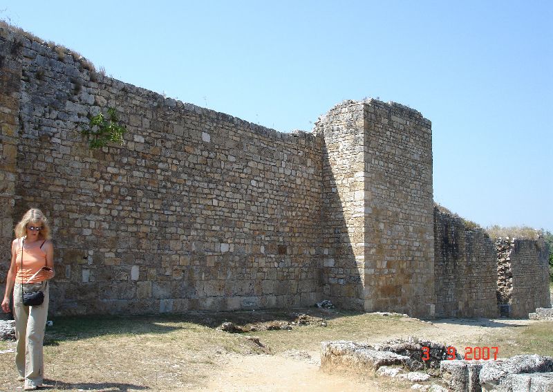 Une impressionnante muraille de pierre à Conímbriga, au Portugal.
