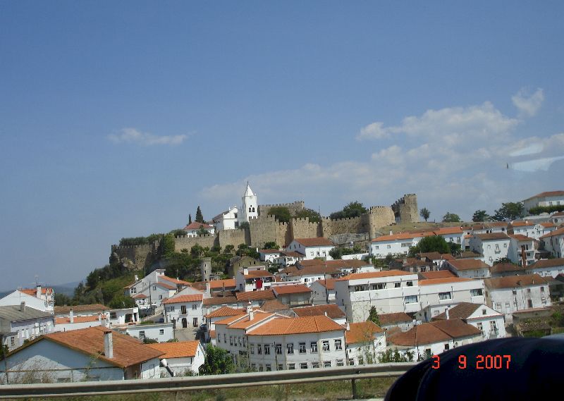 L’église de São Miguel à l’intérieur des fortifications du château de Penela au Portugal.