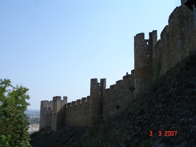 Les fortifications du château des templiers à Tomar, Portugal.