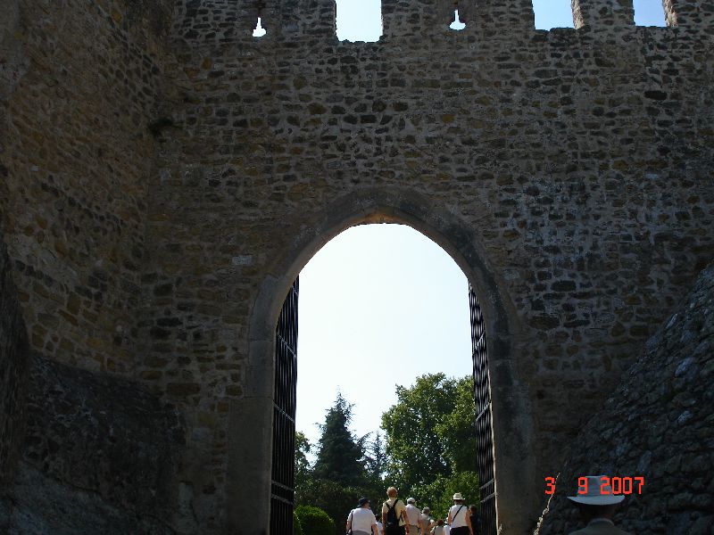 L’immense porte donnant accès au château des templiers à Tomar, Portugal.