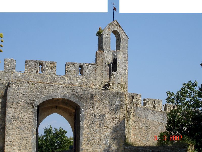 L’immense porte donnant accès au château des templiers à Tomar, Portugal.