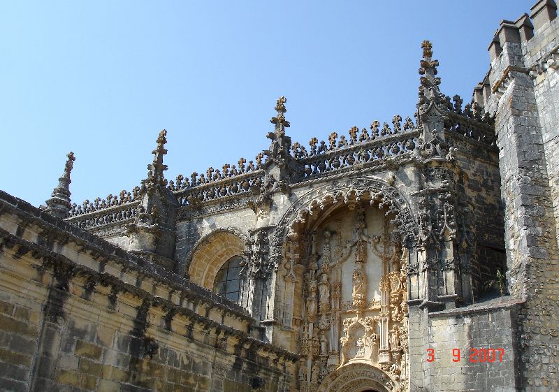 Murs de décorations manuélines à l’intérieur du château des templiers à Tomar, Portugal.