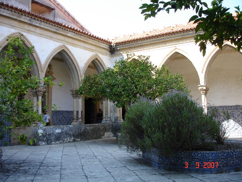 La cour intérieure du premier cloître du couvent du Christ, Tomar, Portugal.