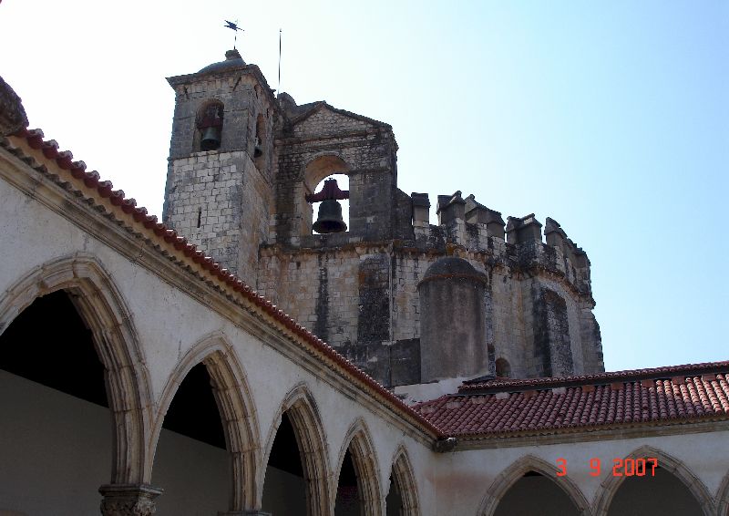 Vu de la rotonde et de son clocher de l’intérieur d’un des cloîtres du couvent du Christ, Tomar, Portugal.