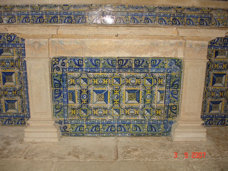 Azulejos sur les murs d’un des cloîtres du couvent du Christ, Tomar, Portugal.