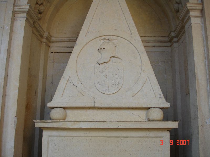 Des armoiries sculptées dans le granit. Couvent du Christ, Tomar, Portugal.