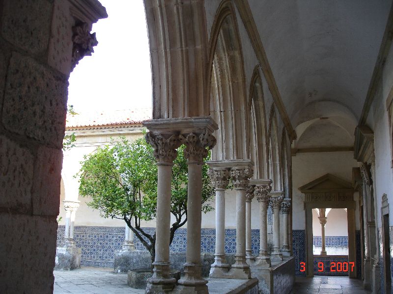 Colonnes du cloître du couvent du Christ décoré de sculpture manuéline, Tomar, Portugal.