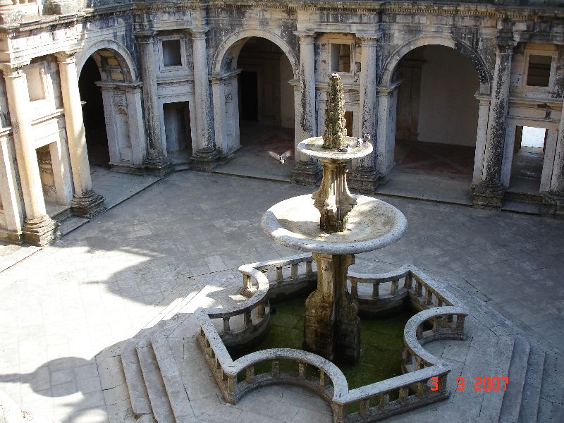 Une fontaine dans un des cloîtres du couvent du Christ, Tomar, Portugal.