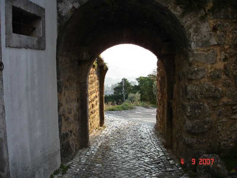 Une des portes permettant de franchir les fortifications du petit village d’Ourem, Portugal.