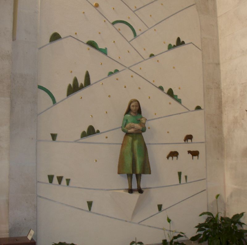 Statue de Lucie de Jésus à l’intérieur de la basilique de Fátima, Portugal.
