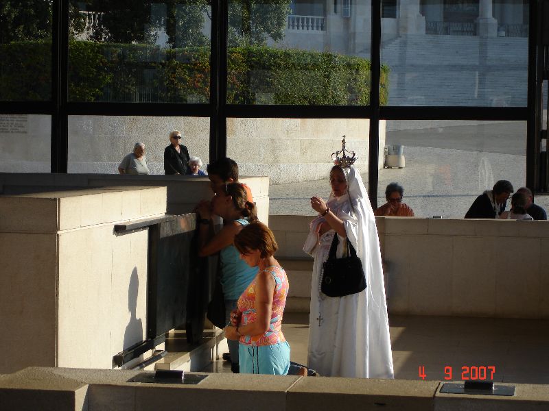 Une pèlerine rendant hommage à la Sainte Vierge, Fátima, Portugal.