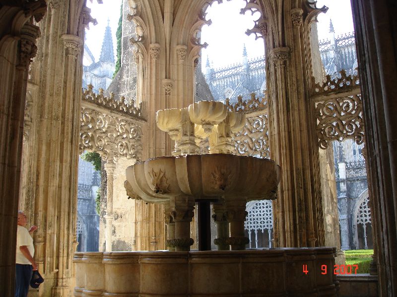 Le lavabo du cloître royal de l’abbaye dominicaine de Santa Maria da Vitória, Batalha, Portugal.