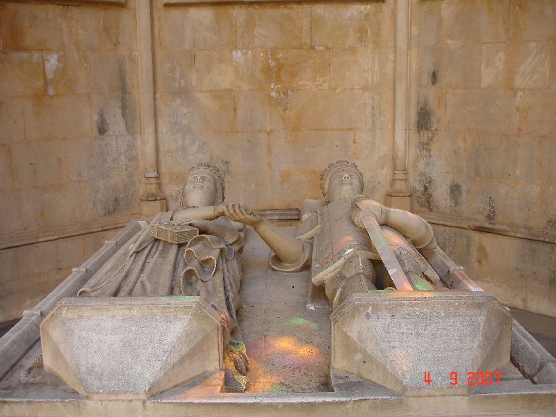 Gisants du roi Dom Duarte et de son épouse la reine Leona d’Aragon à l’intérieur des chapelles inachevées de l’abbaye dominicaine de Santa Maria da Vitória, Batalha, Portugal.