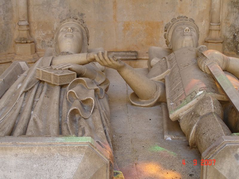 Tombeaux du roi Duarte et de son épouse Leonor d’Aragon dans la chapelle inachevée de la cathédrale de Batalha, Portugal.