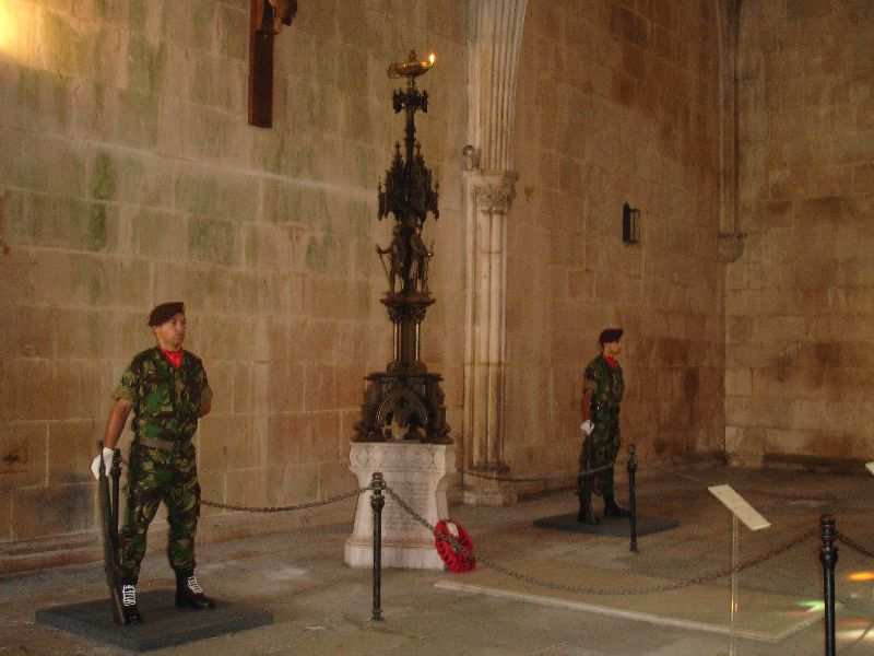 Deux soldats montent la garde devant les tombes des soldats inconnus. Abbaye dominicaine de Santa Maria da Vitória, Batalha, Portugal.