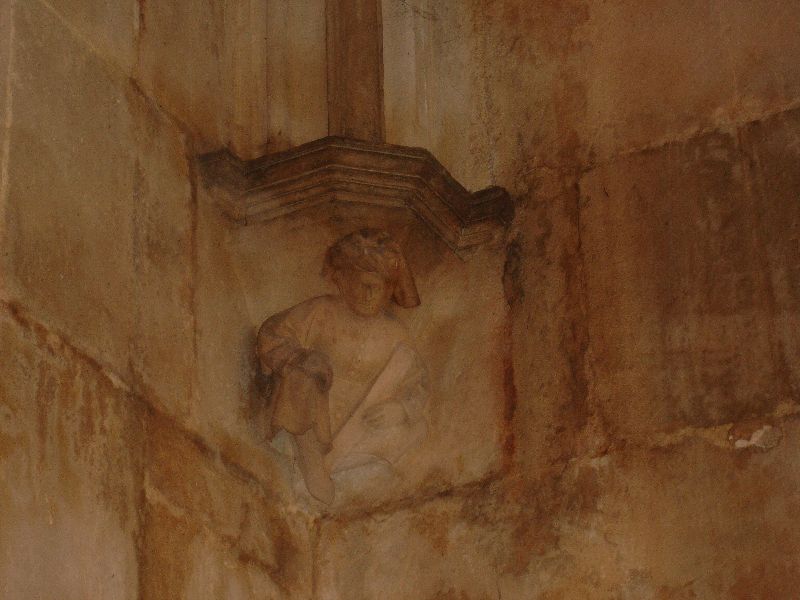 Statue taillée dans le mur de la salle du Chapitre de l’abbaye dominicaine de Santa Maria da Vitória, Batalha, Portugal.