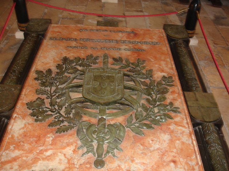 La plaque tombale commémorant les soldats portugais morts lors de la Première Guerre mondiale. Abbaye dominicaine de Santa Maria da Vitória, Batalha, Portugal.