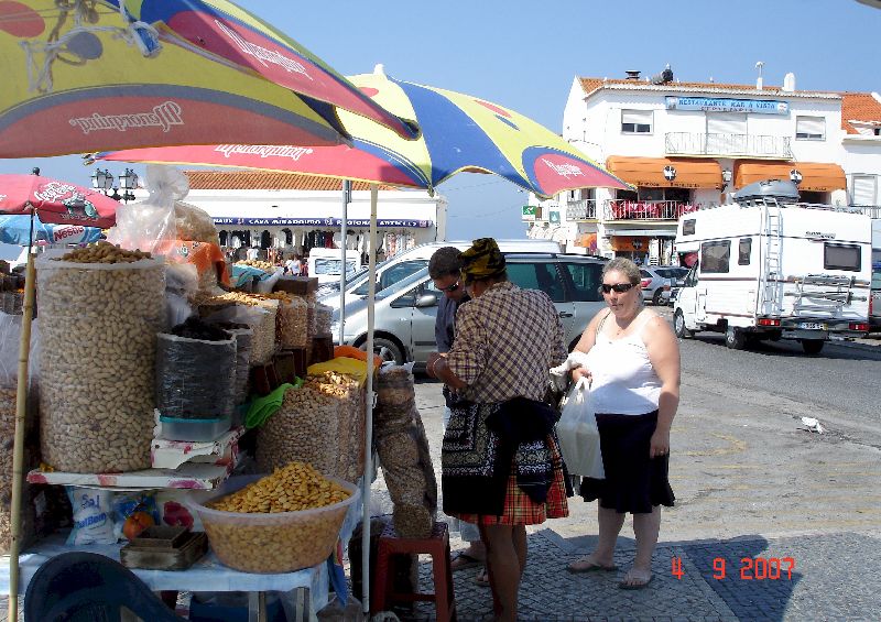 Portugaises à son petit kiosque de Nazaré au Portugal.