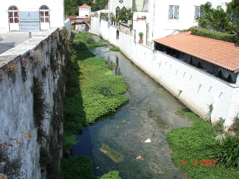 Petite rivière qui coule au centre de Nazaré au Portugal.