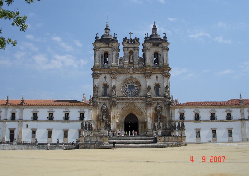 Le portail du monastère cistercien, le mosteiro de Santa Maria de Alcobaça au Portugal.