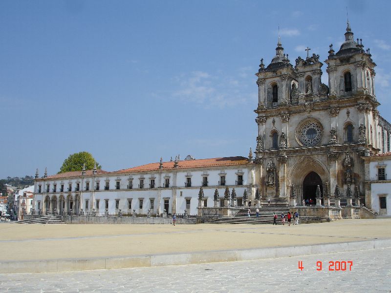La façade du monastère cistercien, le mosteiro de Santa Maria de Alcobaça au Portugal.