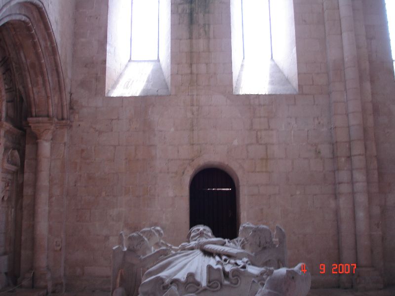 Le tombeau du roi Pierre, dont le gisant est lui aussi soutenu six anges. Monastère de Santa Maria de Alcobaça au Portugal.