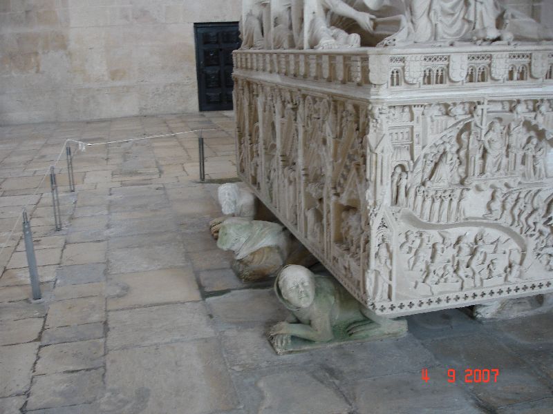 Sculpture sur le tombeau d’Inês de Castro. Monastère de Santa Maria de Alcobaça au Portugal.