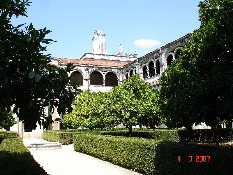 Cour intérieure du cloître du silence du monastère de Santa Maria de Alcobaça au Portugal.