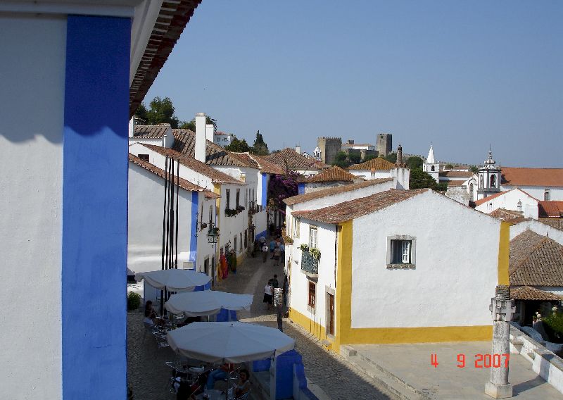 Une des petites rues étroites d’Óbidos bordée de maisons blanchies à la chaux.