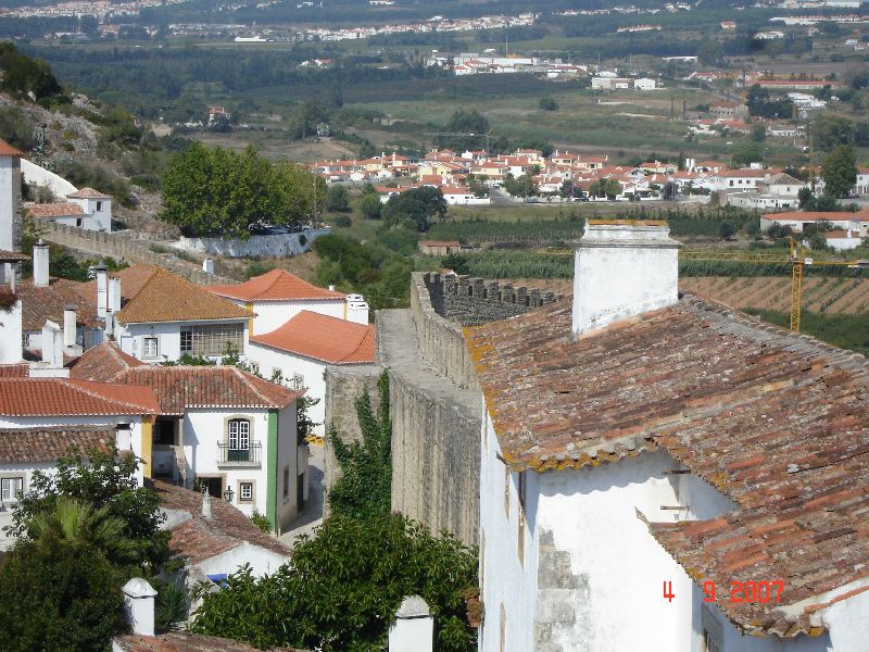 Vue des remparts d’Óbidos au Portugal.