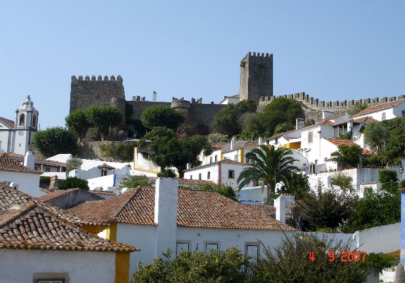 Les petites maisons blanches d’Óbidos à l’abri des remparts. Óbidos, Portugal.