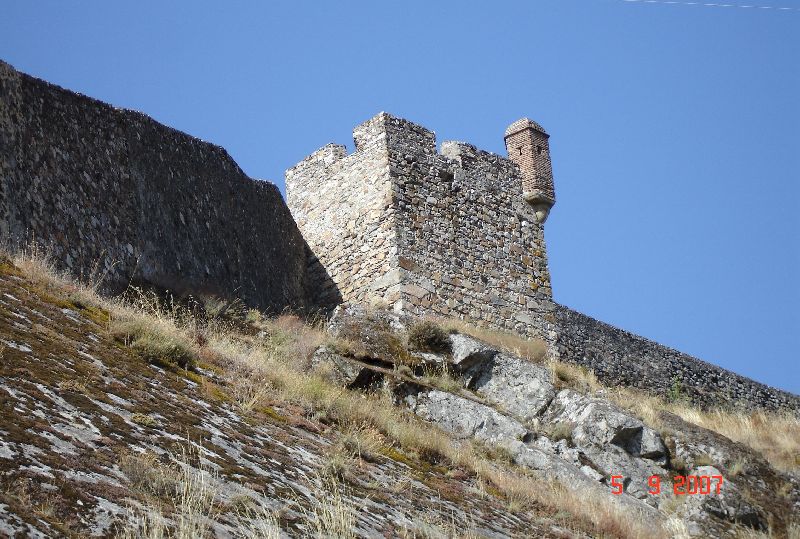 Tour d’angle et tour de guet du château médiéval de Marvão au Portugal.