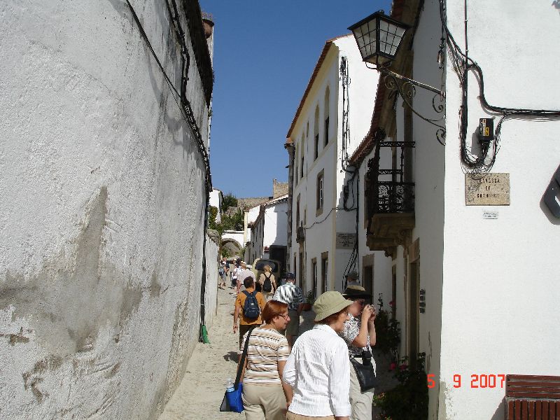 Petite rue à l’intérieur du château médiéval de Marvão au Portugal.