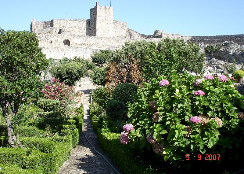 Les jardins au pied du château médiéval de Marvão au Portugal.