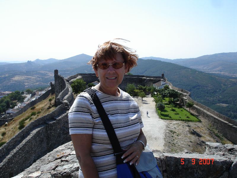 Céline, au vent, au sommet du château de Marvão, Portugal.