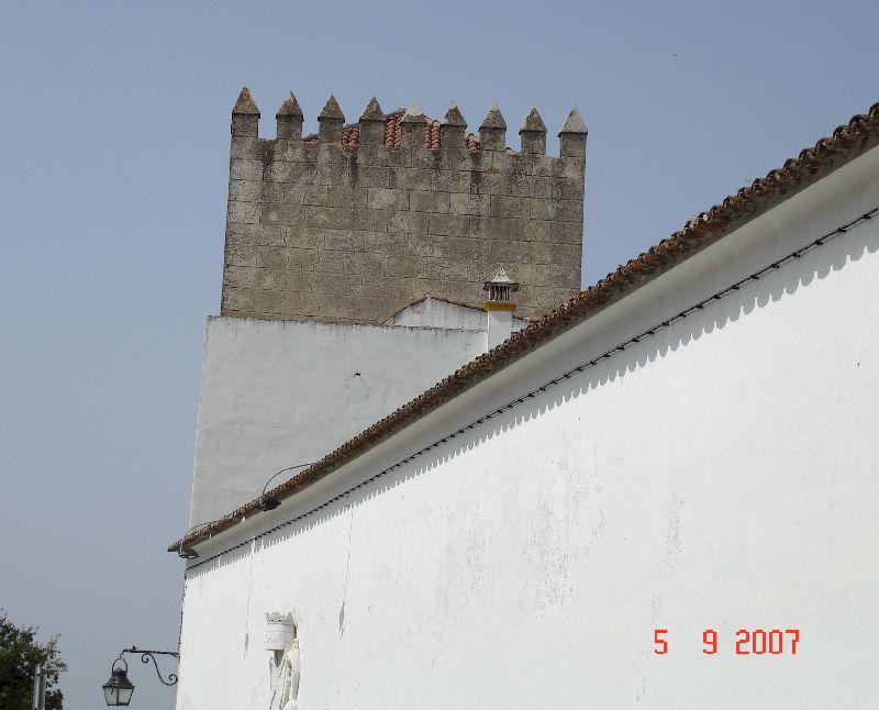 Mur crénelé de la maison voisine de la pousada dos Lóios, Évora, Portugal.