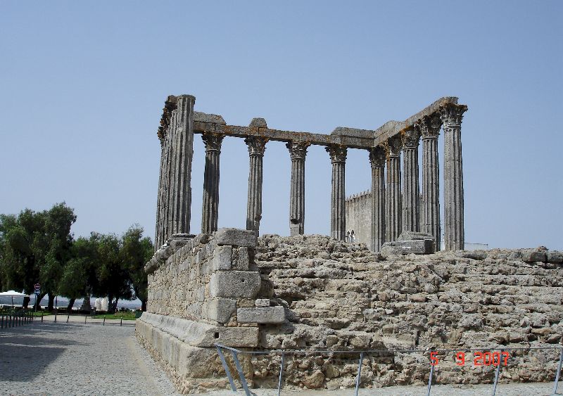 Les ruines d’un temple romain consacré à la déesse Diane, Évora, Portugal.