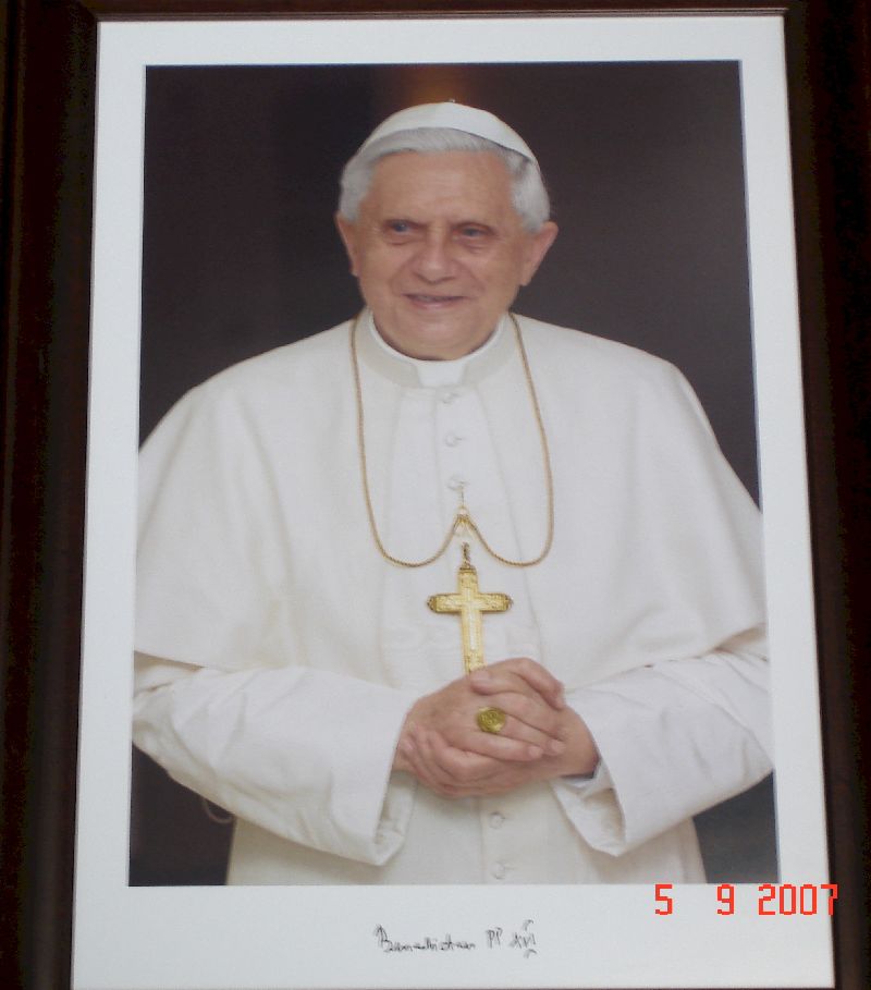 Photo du pape Benoit XVI à la porte de la cathédrale, la Sé d’Évora, Portugal.